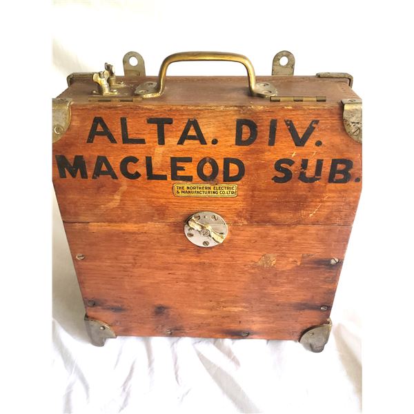 Antique Northern Electric Company Cabbose set A