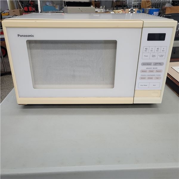 Panasonic White Microwave Model NN-5550 - Working
