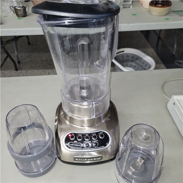 Kitchen Aid Blender Model KS8580NK1 Working Comes with Smoothie Attachements