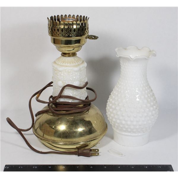 VINTAGE MILK GLASS TABLE LAMP