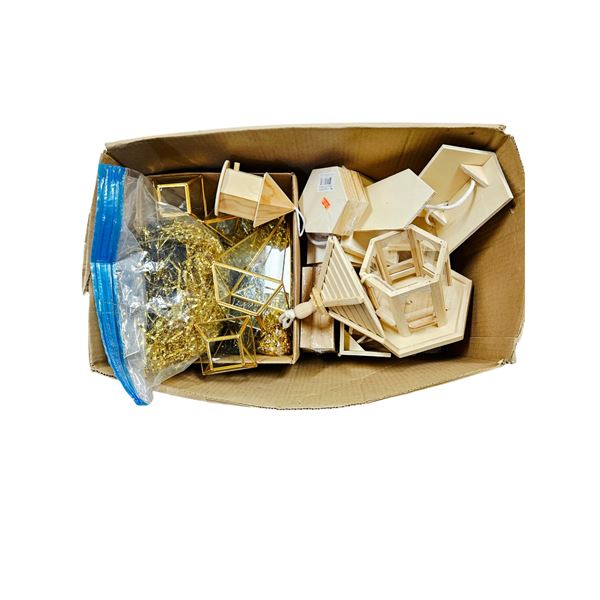 BOX OF UNUSED WOOD BIRDHOUSES &BOXES
