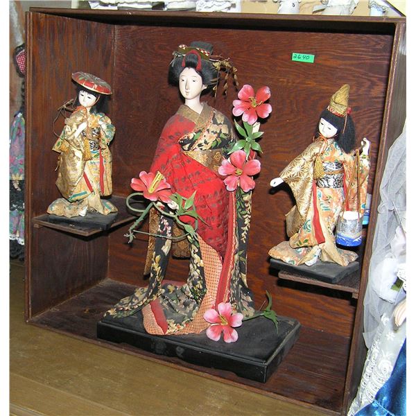 3 piece Asian doll diorama with case
