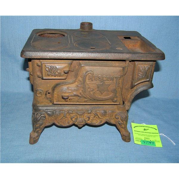 Cast iron crescent child's stove