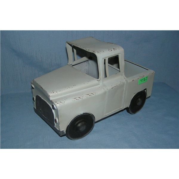 Tin pickup truck decorative piece