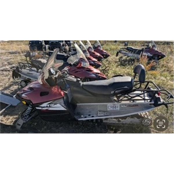 2011 Polaris 550 snowmobile - needs repairs- in yk