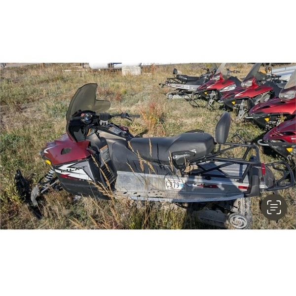 2011 Polaris 550 snowmobile - needs repairs- in yk