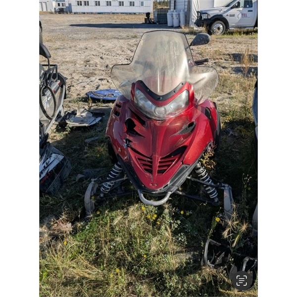 2011 Polaris 550 snowmobile - needs repairs- in yk