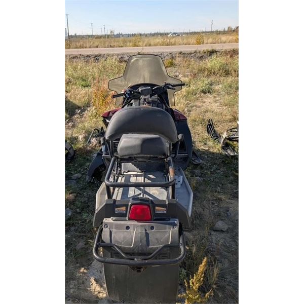 2011 Polaris 550 snowmobile - needs repairs- in yk