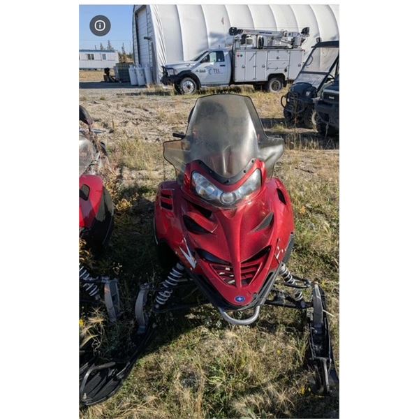 2011 Polaris 550 snowmobile - needs repairs- in yk