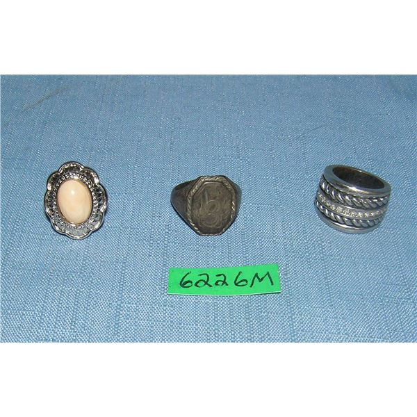 Group of costume jewelry rings