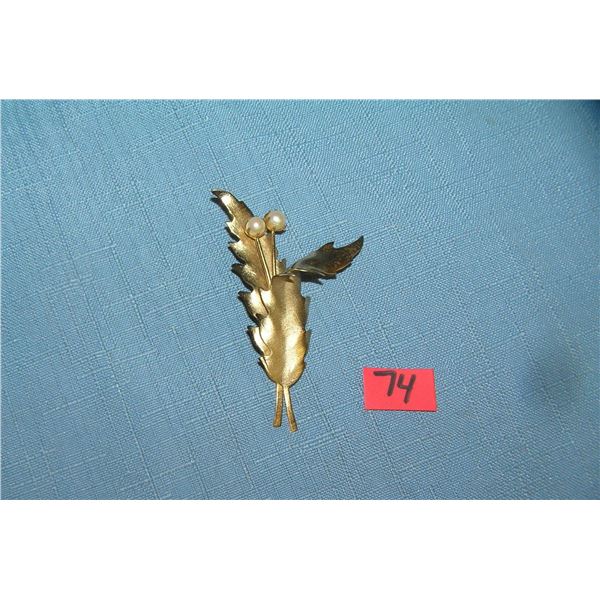 Quality costume jewelry pin with 2 pearls