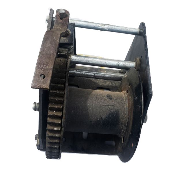 Manual worm gear winch