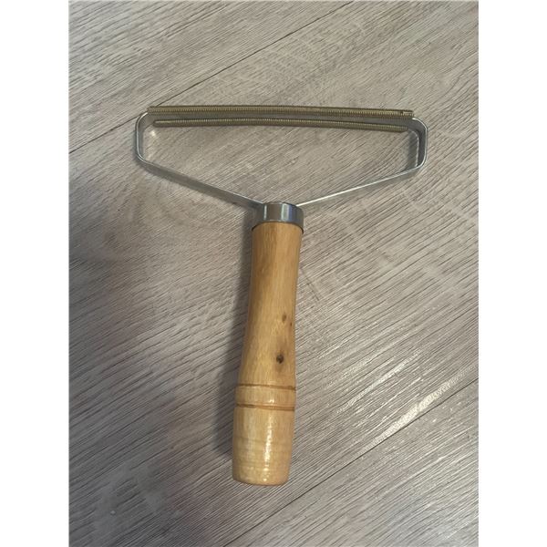 handheld lint and pet hair remover