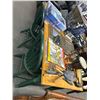 Image 1 : Oak Top Green Trim Dining Table w/4 Chairs