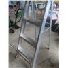 Image 4 : Aluminum 4FT Step Ladder and Stepper with Paint Tray