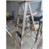 Image 3 : 2 Wooden Step Ladders 6FT and 4FT