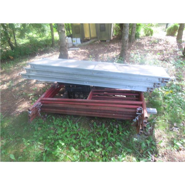 Scaffolding 2 1/2 Sections, 3 Platforms with Braces and Castors