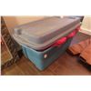 Image 1 : 2 Totes Full of Christmas Décor