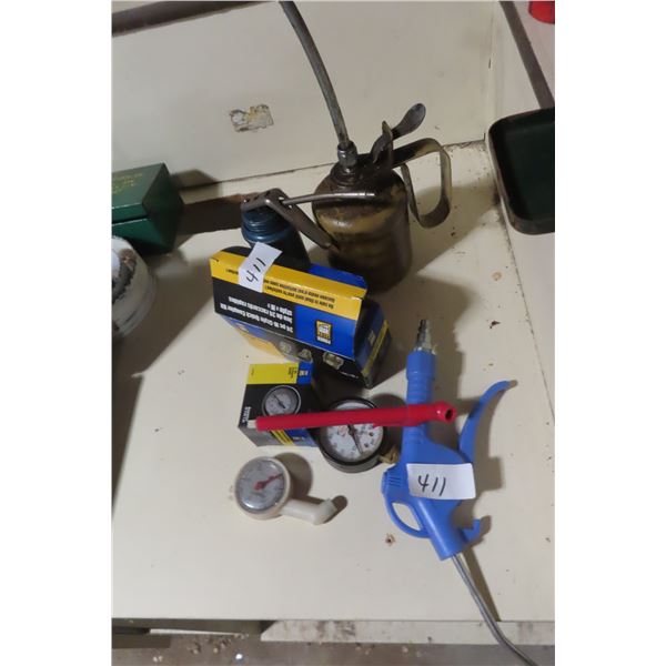2 Oil Cans, Pressure Gauges, Air Quick Connect Fittings 