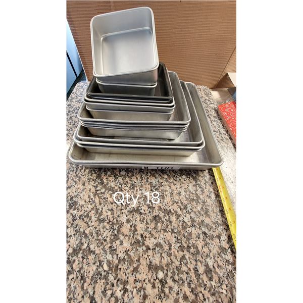 LOT DE 18 MOULES CARRÉS, GRANDEUR ASSORTIE