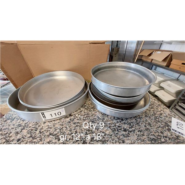 LOT DE 9 GROS MOULES, GRANDEURS ASSORTIES