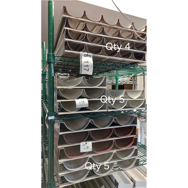 LOT DE 14 MOULES À PAINS, GRANDEURS ASSORTIES