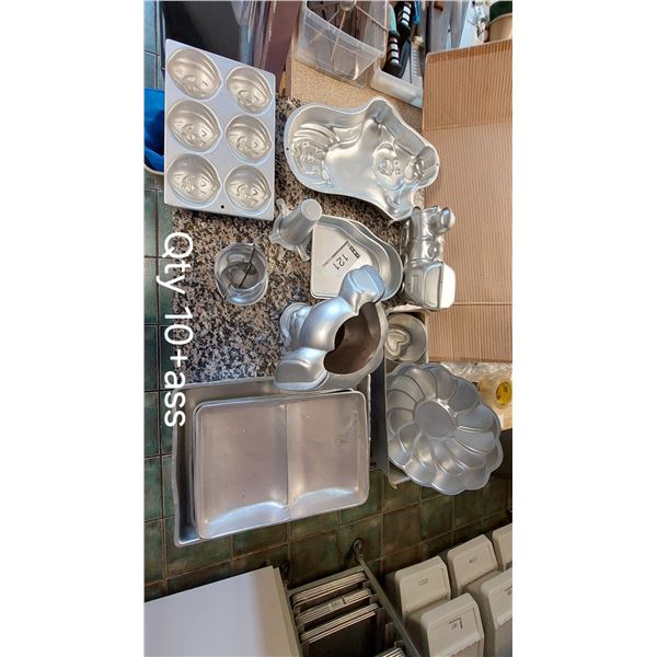 LOT DE 10+ MOULES À GÂTEAUX ASSORTIS