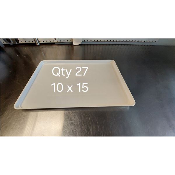 LOT DE 27 PLATEAUX DE PLASTIQUE 10" X 18"X 1/2"