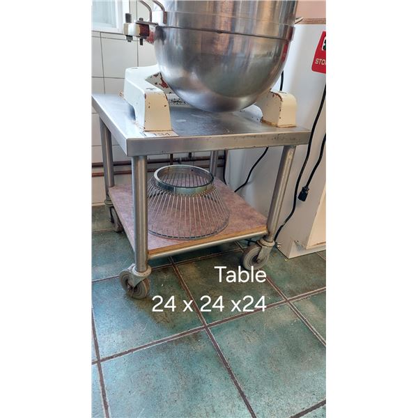 PETITE TABLE EN INOX 24" X 24" X 24"