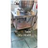 Image 1 : PETITE TABLE EN INOX 24" X 24" X 24"