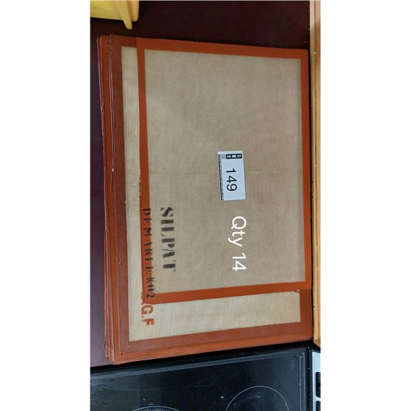 LOT DE 14 TAPIS EN SILICONE DIVERS