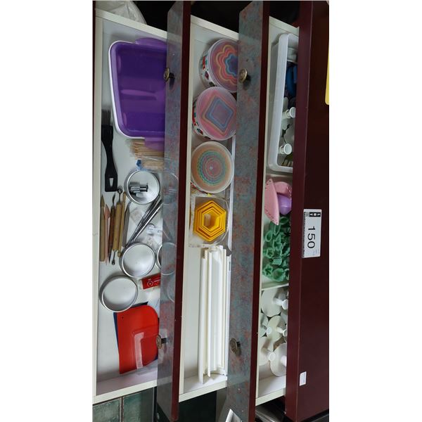 LOT DE 50+ EMPORTE-PIÈCE ET ACCES. DE PÂTISSERIE A/ MEUBLE