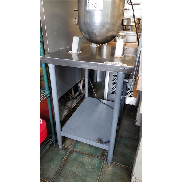 TABLE EN INOX. 24" X 30" X 35"