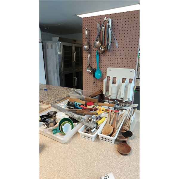 LOT D'USTENSILES ASSORTIS