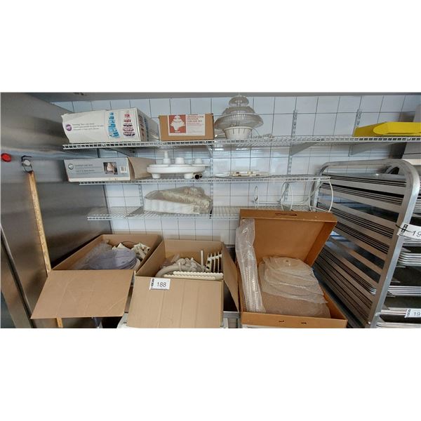 LOT DE PRÉSENTOIRS À ÉTAGES POUR GÂTEAUX ASST.