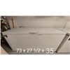 Image 1 : CONGÉLATEUR TOMBEAU FRIGIDAIRE 73" X 27.5" X 36