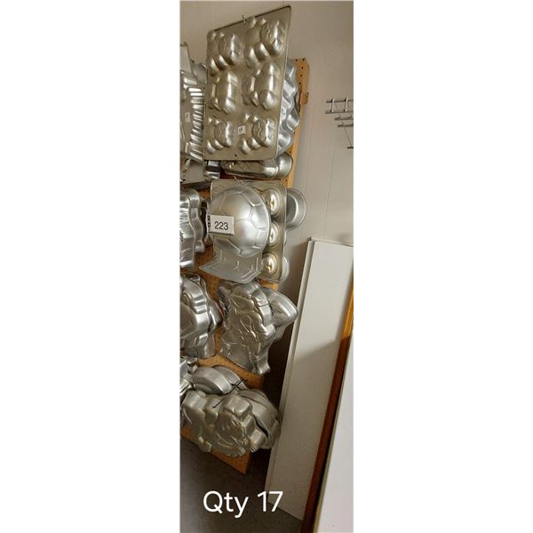 LOT DE 17 MOULES À GÂTEAU 2D