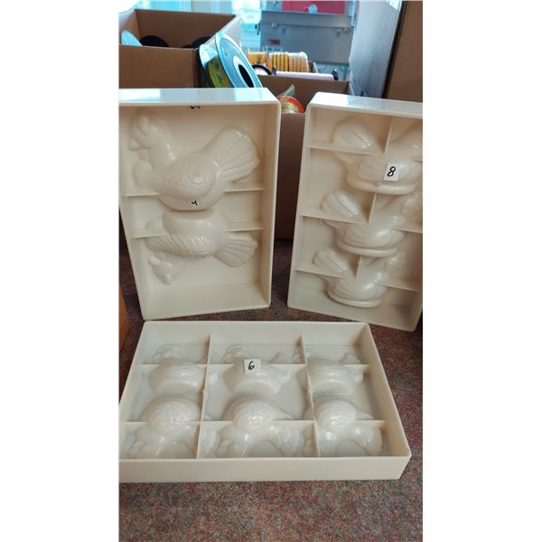 LOT DE 18 MOULES "POULE" ASSORTIS