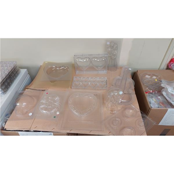 LOT DE 70+ MOULES À CHOCOLAT ASSORTIS