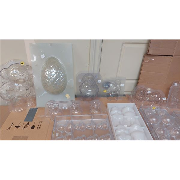 LOT DE 75+ MOULES À CHOCOLAT ASSORTIS