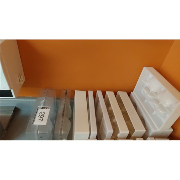 LOT DE 10 MOULES À CHOCOLAT 3D ASSORTIS.