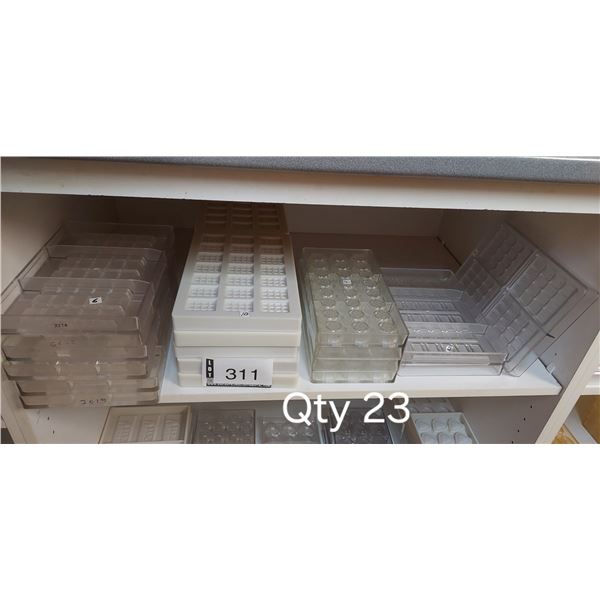 LOT DE 23 MOULES À CHOCOLAT ASST. EN POLYCARBONATE