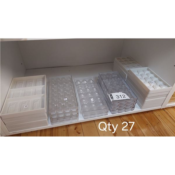 LOT DE 27 MOULES À CHOCOLAT ASST. EN POLYCARBONATE