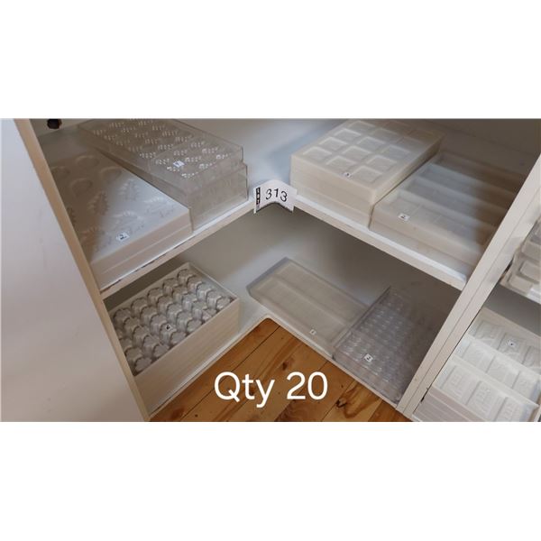 LOT DE 20 MOULES À CHOCOLAT ASST. EN POLYCARBONATE