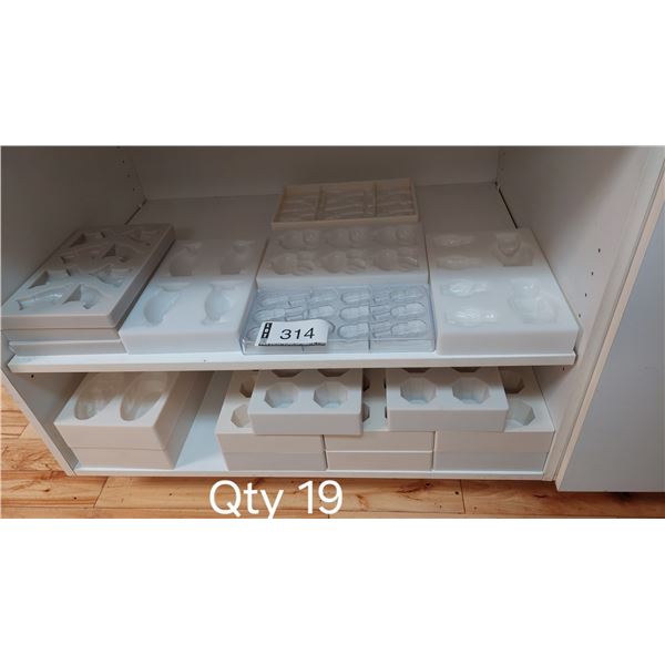 LOT DE 19 MOULES À CHOCOLAT ASST. EN POLYCARBONATE