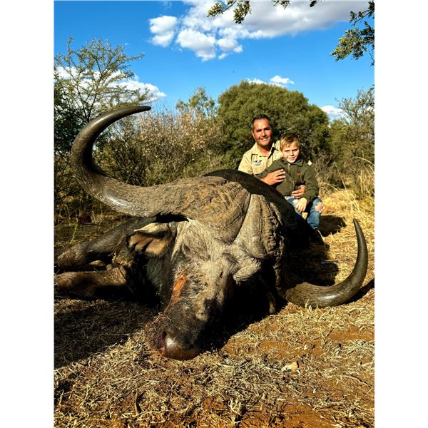 SOUTH AFRICA – 7 DAY CAPE BUFFALO RIFLE HUNT FOR 1 HUNTER & 1 OBSERVER