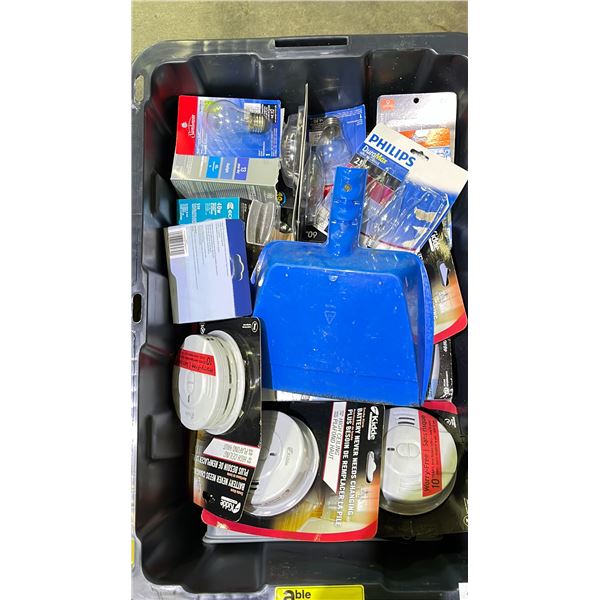 102 LITRE STORAGE BIN WITH LID FILLED WITH SMOKE ALARMS, LIGHT BULBS, FIRE EXTINGUISHER & MORE