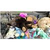 Image 5 : SHELF OF ASSORTED STUFFED ANIMALS