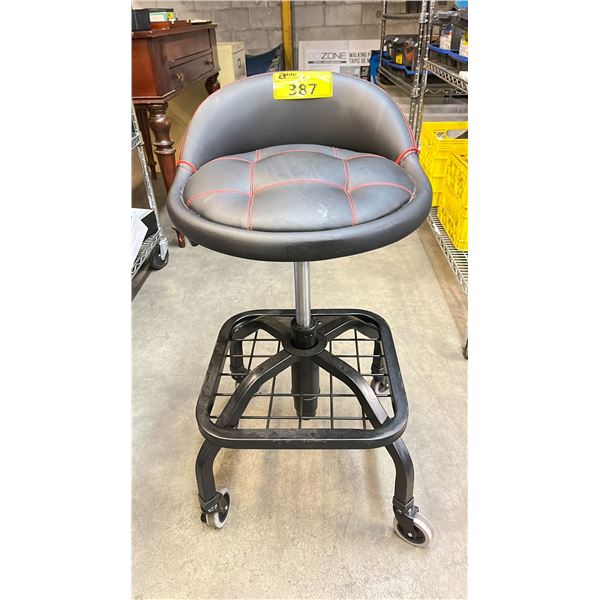 BLACK + RED SWIVEL GAMES CHAIR
