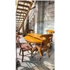 Image 1 : LIGHT WOODEN DINING TABLE WITH LEAF & 4 CHAIRS - 46" DIAMETER/ LEAF MEASURES 20"